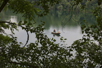 lago con pescatore in barca